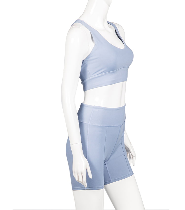 Ensfarget gym bruk sports-bh og shorts